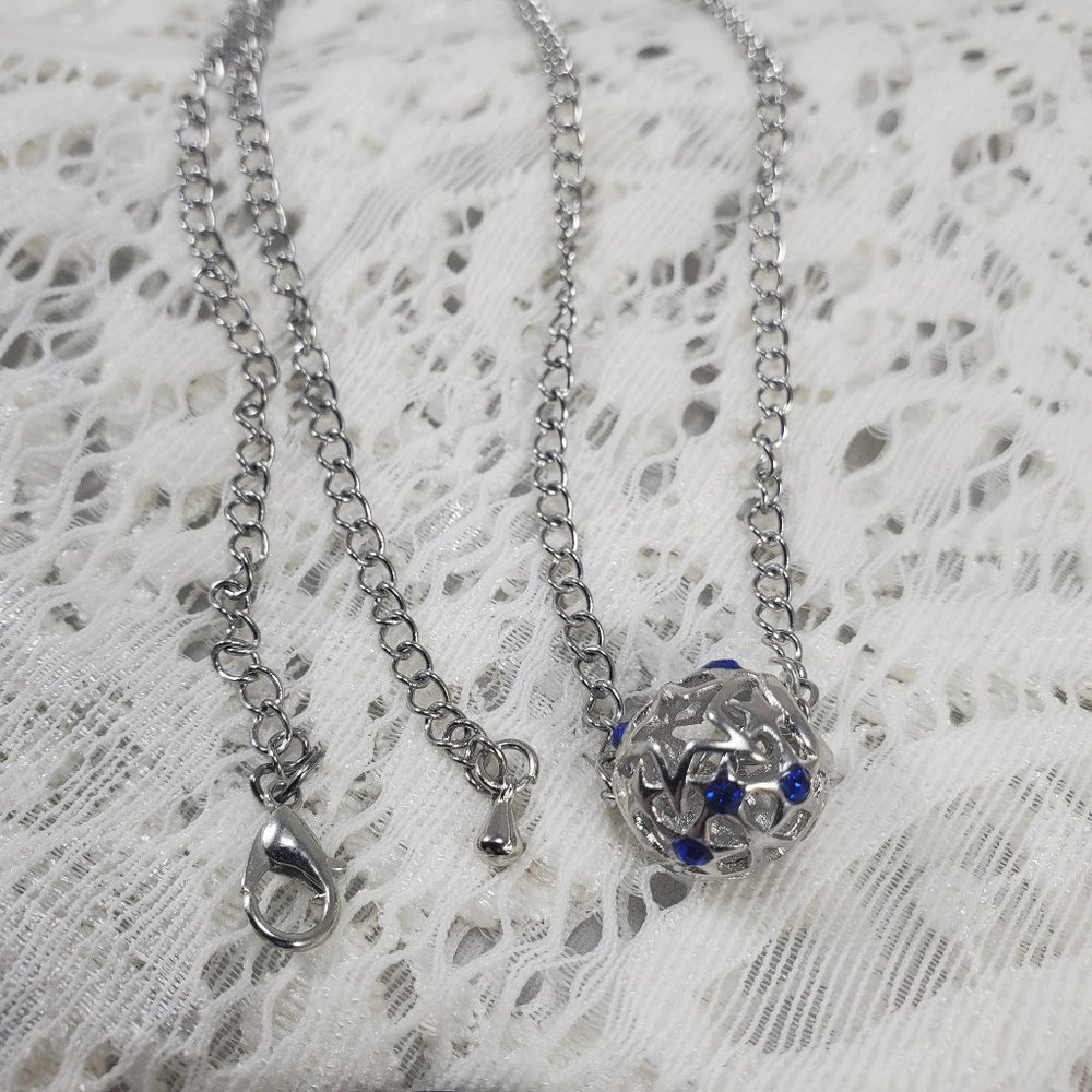 Circular star pendant necklace with long chain